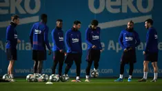 Para pemain Barcelona menghadiri sesi latihan di Joan Gamper Sports City di Sant Joan Despi (17/12/2019). Barcelona akan bertanding melawan Real Madrid dalam laga El Clasico di Camp Nou. (AFP/Lluis Gene)