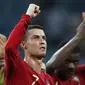 Bintang Portugal, Cristiano Ronaldo, menyapa suporter usai melawan Spanyol pada laga Grup B Piala Dunia di Stadion Fisht, Sochi, Jumat (15/6/2018). CR 7 pencetak hattrick perdana Piala Dunia 2018. (AP/Francisco Seco)