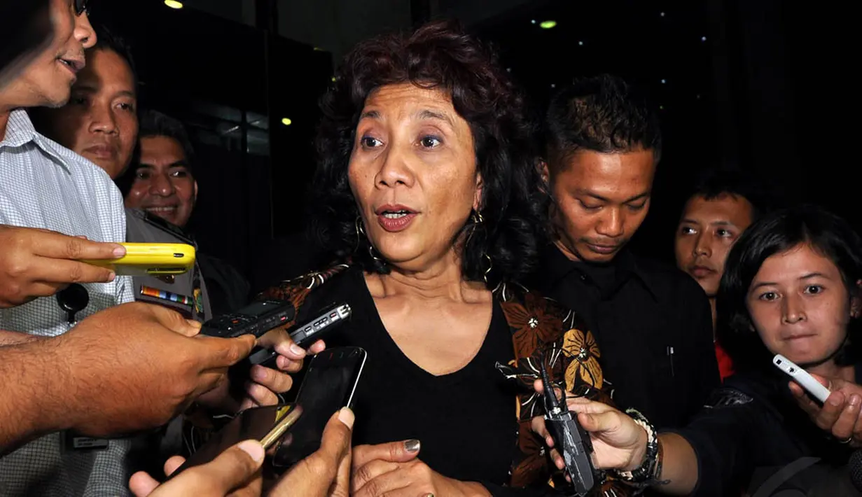 Menteri Kelautan dan Perikanan, Susi Pudjiastuti menyambangi  Gedung KPK, Jakarta, Senin (10/11/2014). (Liputan6.com/Miftahul Hayat) 