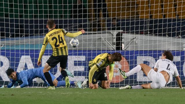 Kiper Kairat, Temirlan Anarbekov (kiri), melakukan penyelamatan saat pemain Pafos, David Luiz (kanan), gagal mencetak gol