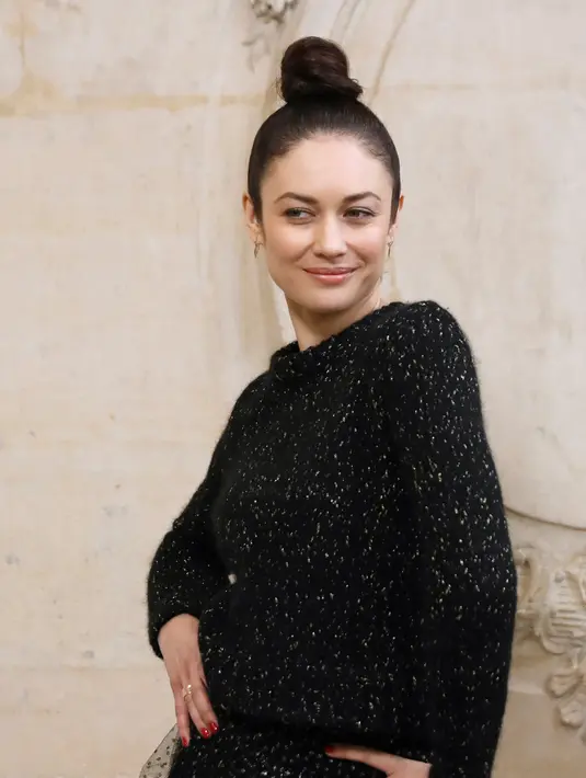 Aktris Olga Kurylenko berpose sebelum acara peragaan busana Christian Dior di Museum Musee Rodin, Paris, Prancis, 27 Februari 2018. Olga Kurylenko mengingatkan seluruh penggemar agar lebih berhati-hati dan menjaga kesehatan menyikapi virus corona COVID-19. (Patrick KOVARIK/AFP)