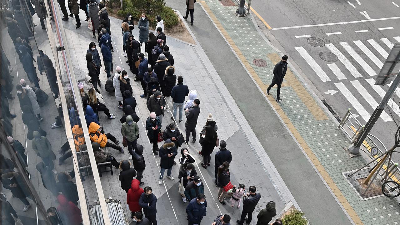 Takut Corona, Warga Seoul Antre Mengular Beli Masker