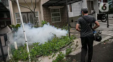 Seorang warga melakukan "fogging" atau pengasapan di perumahan Cinere Green Valley, Tangerang Selatan, Minggu (17/1/2021). Pengasapan untuk pencegahan penyakit Demam Berdarah Dengue (DBD) yang disebabkan gigitan nyamuk Aedes Aegypti terlebih sudah memasuki musim hujan. (Liputan6.com/Faizal Fanani)