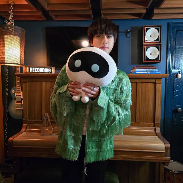 Momen Jin BTS Donasi Rp 1,1 Miliar. (instagram/jin)