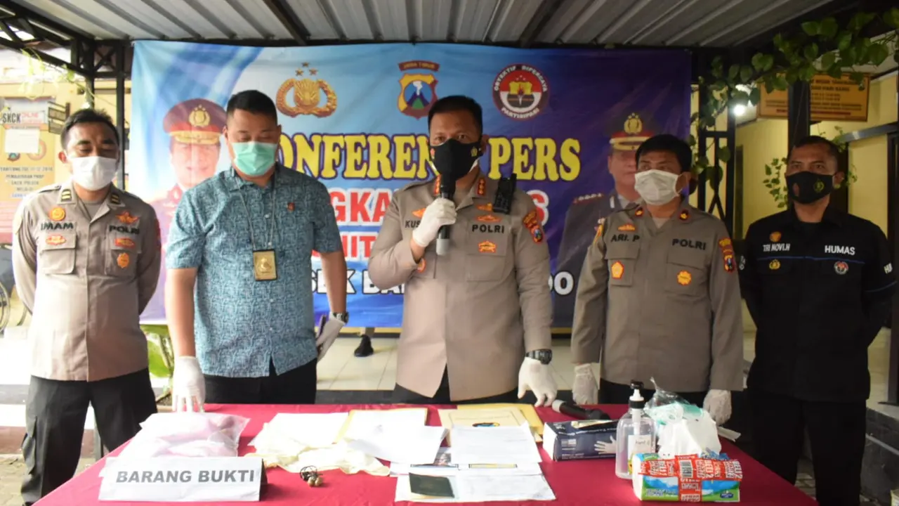 Polisi membeber barang bukti kasus ibu buang bayinya di Sidoarjo. (Dian Kurniawan/Liputan6.com)