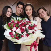 Maia Estianty Rayakan Ulang Tahun ke-50 bersama Alyssa Daguise, Al, dan Dul. [@alghazali7]