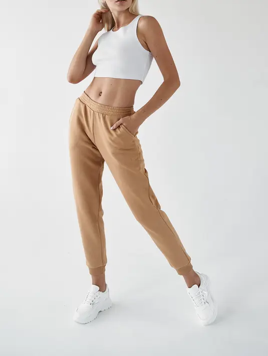 Celana jogger. Celana ini mempunyai ciri khas yaitu terdapat karet di pergelangan bawah celana. Tidak hanya dipakai untuk olahraga, tapi kamu bisa memakainya untuk gaya casual seperti jalan-jalan ke mall / copyright shutterstock