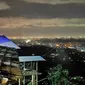 Bila ingin melihat semarak kembang api di malam tahun baru, sebaiknya kamu mengunjungi Bukit Bintang di Yogyakarta. Bukit Bintang merupakan salah satu titik yang cukup tinggi di Yogyakarta yang tidak pernah sepi pengunjung.  (4.bp.blogspot.com)