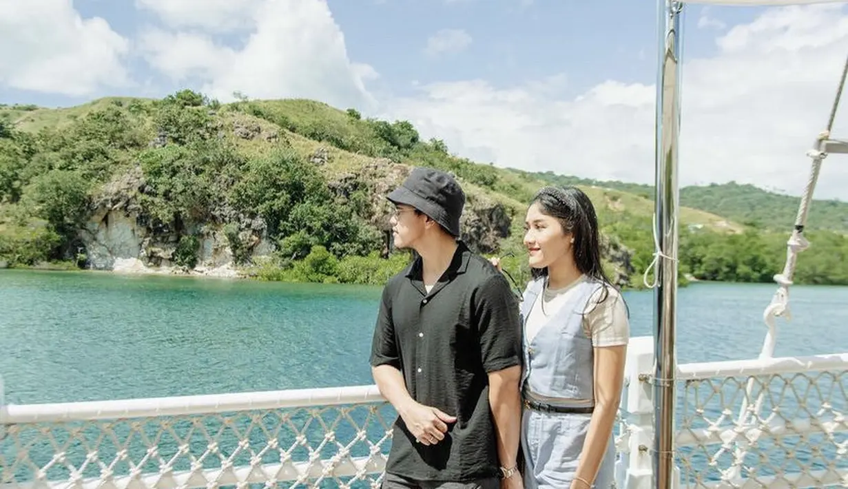 Bersama sang suami, Erina pergi libur lebaran sekaligus menemani Jokowi kunjungan kerja ke Labuan Bajo. Ia pun membagikan potret ootd semi formalnya. Credit: Instagram (@erinagudono)