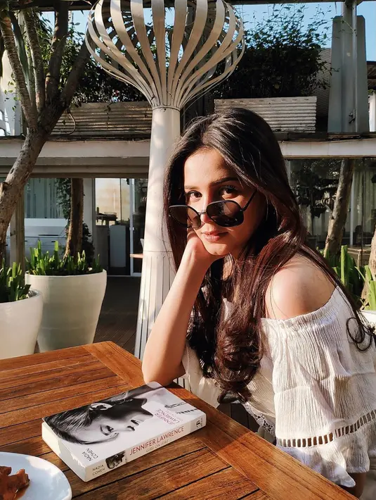 Gaya penampilan Yunita Siregar memang memesona. Ia selalu tampil stylish dan modis di berbagai kesempatan. Bahkan saat membaca buku, ia juga kerap tampil modis di tempat yang memiliki desain eksterior keren.(Liputan6.com/IG/@yunitasiregar)