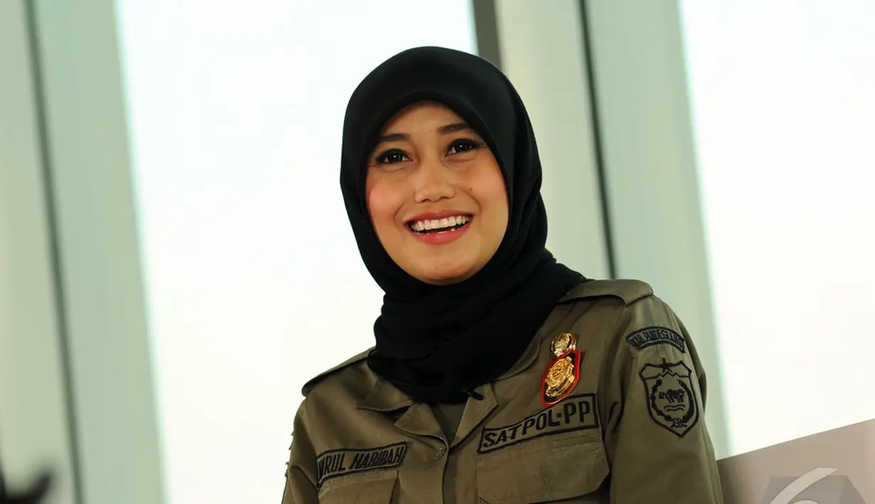 Satpol PP Cantik Nurul Habibah ternyata telah memiliki seorang teman dekat bernama Andi. Saat ini juga menempuh studi jurusan Administrasi Negara di STISIP Banten Raya, Jakarta, Rabu (24/9/2014) (Liputan6.com/Helmi Fithriansyah)