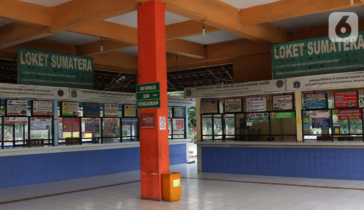 Suasana ruang tunggu keberangkatan Terminal Kampung Rambutan, Jakarta, Sabtu (25/4/2020). Untuk mencegah dan memutus mata rantai penularan virus Covid-19, pemerintah resmi melarang aktivitas mudik pada Jumat (24/4) lalu. (Liputan6.com/Helmi Fithriansyah)