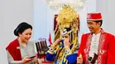 Kebersamaan Puan Maharani bersama Presiden Jokowi dan Ibu Negara Iriana. Puan terlihat elegan mengenakan kebaya berwarna abu-abu, dipadukannya dengan kain batik sebagai rok, dan selendang merah polos. [Foto: Instagram/puanmaharaniri]