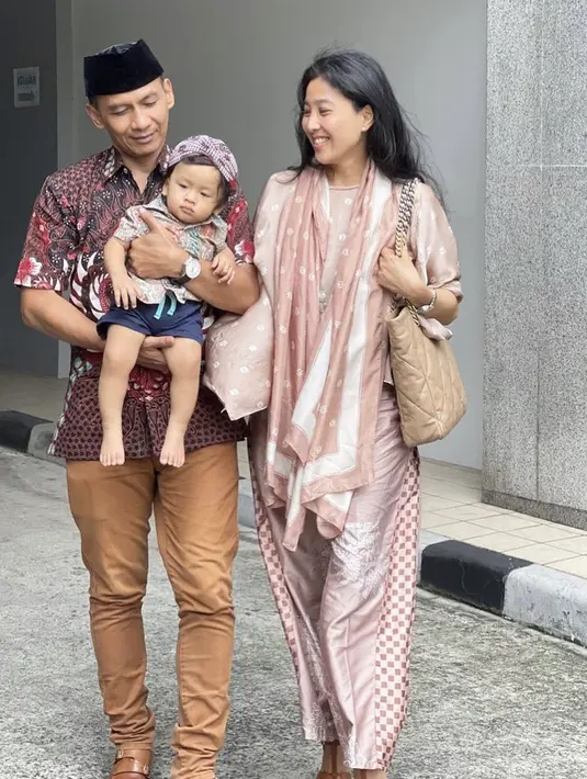 Olivia tampil bernuasa pink dengan atasan dan bawahan berunsur batik. Serasi dengan sang suami dan si kecil yang mengenakan atasan batik.  Credit Instagram (@oliviazallianty)