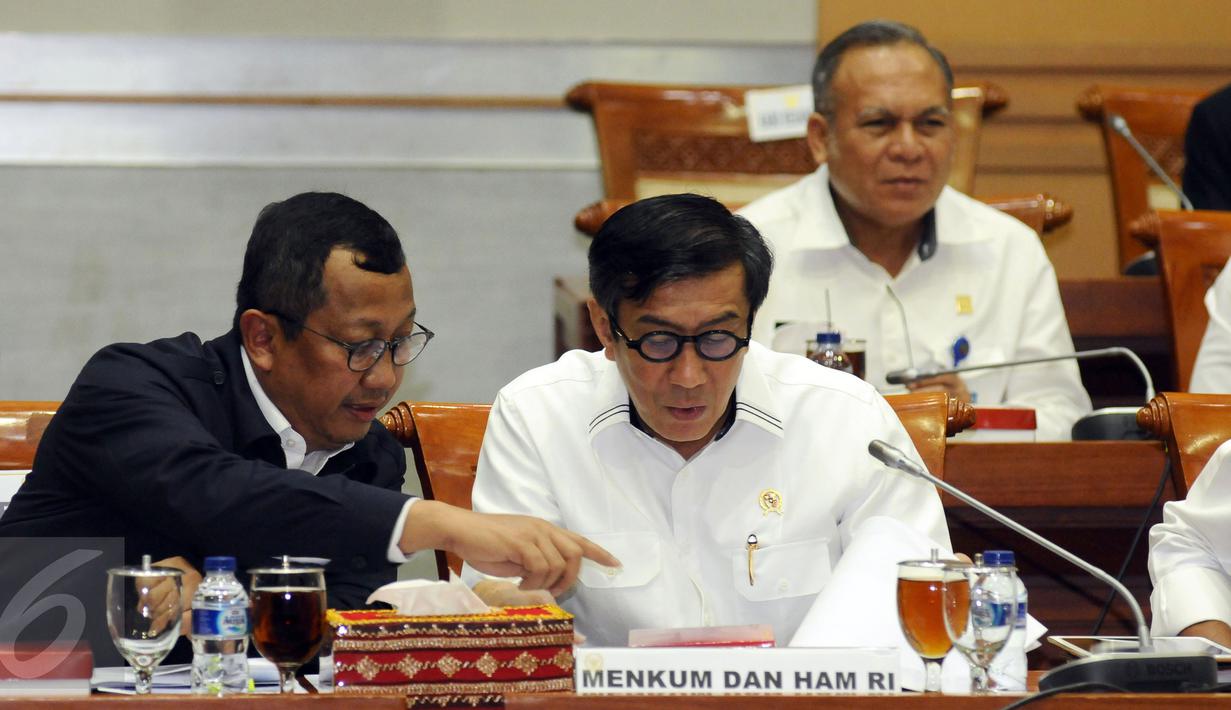 Menkumham, Yasonna Laoly (kedua kiri) saat mengikuti rapat kerja dengan Komisi III DPR RI di gedung Parlemen, Senayan, Jakarta, Senin (10/4). Rapat membahas sejumlah permasalahan dan pengawasan DPR. (Liputan6.com/Helmi Fithriansyah)