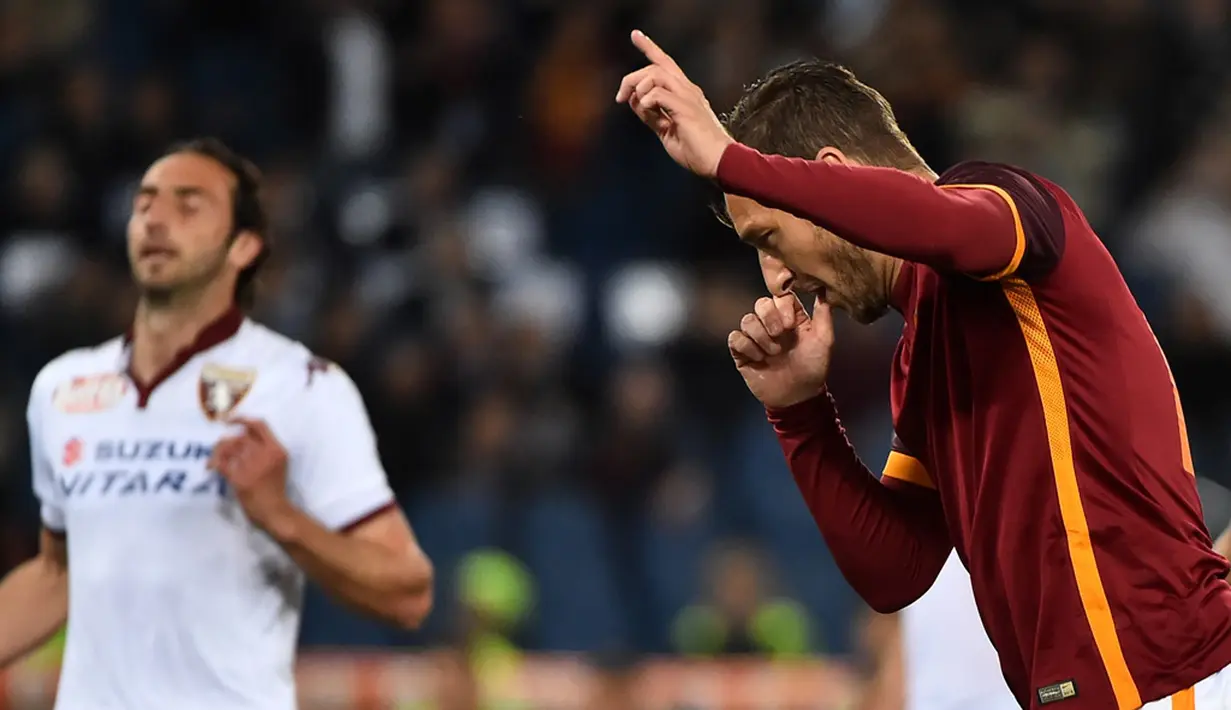 Francesco Totti mencetak dua gol saat AS Roma menaklukkan Torino 3-2 pada pertandingan Serie A di Stadion Olimpico, Roma, Kamis (21/4/2016) dini hari WIB. (AFP/Gabriel Bouys)