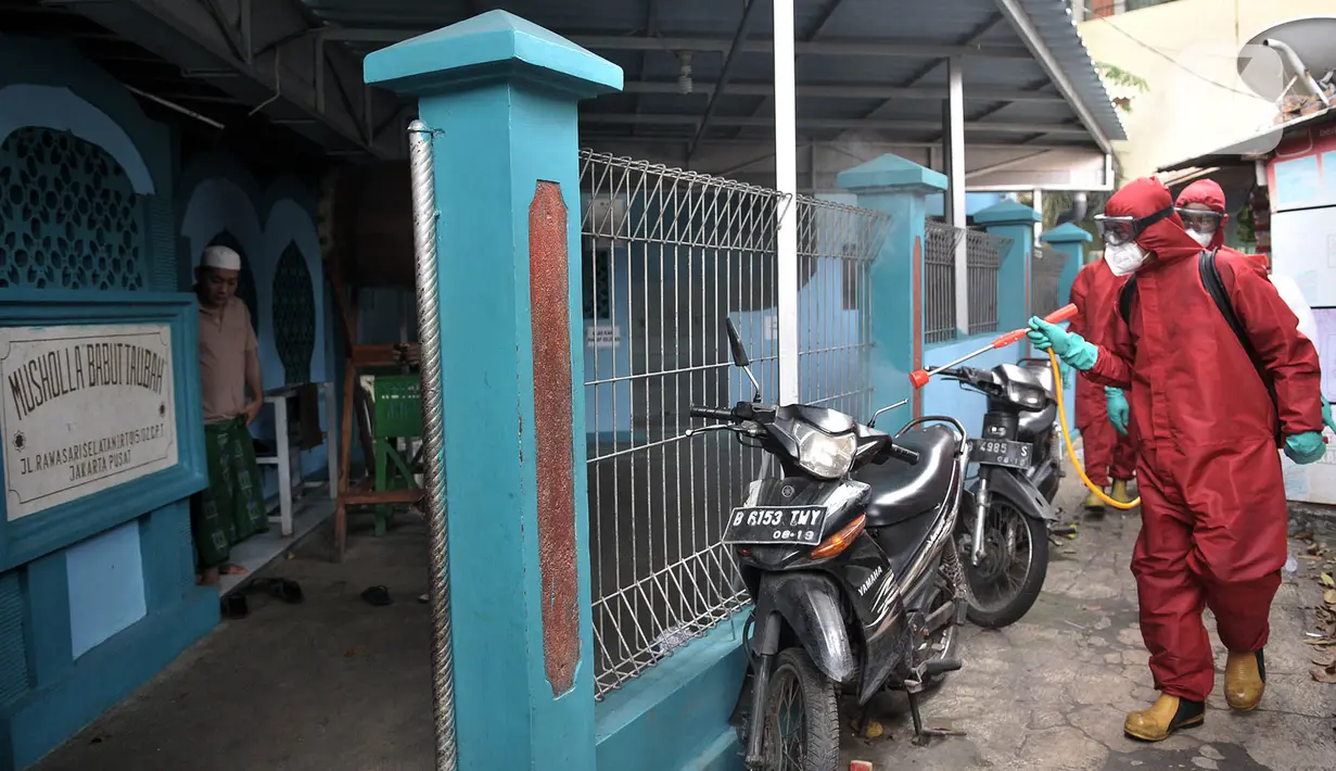 Petugas pemadam kebakaran Jakarta Pusat saat menyemprotkan cairan disinfektan di area musala Pasar Rawasari, Jakarta, Kamis (11/6/2020).  (merdeka.com/Iqbal S. Nugroho)