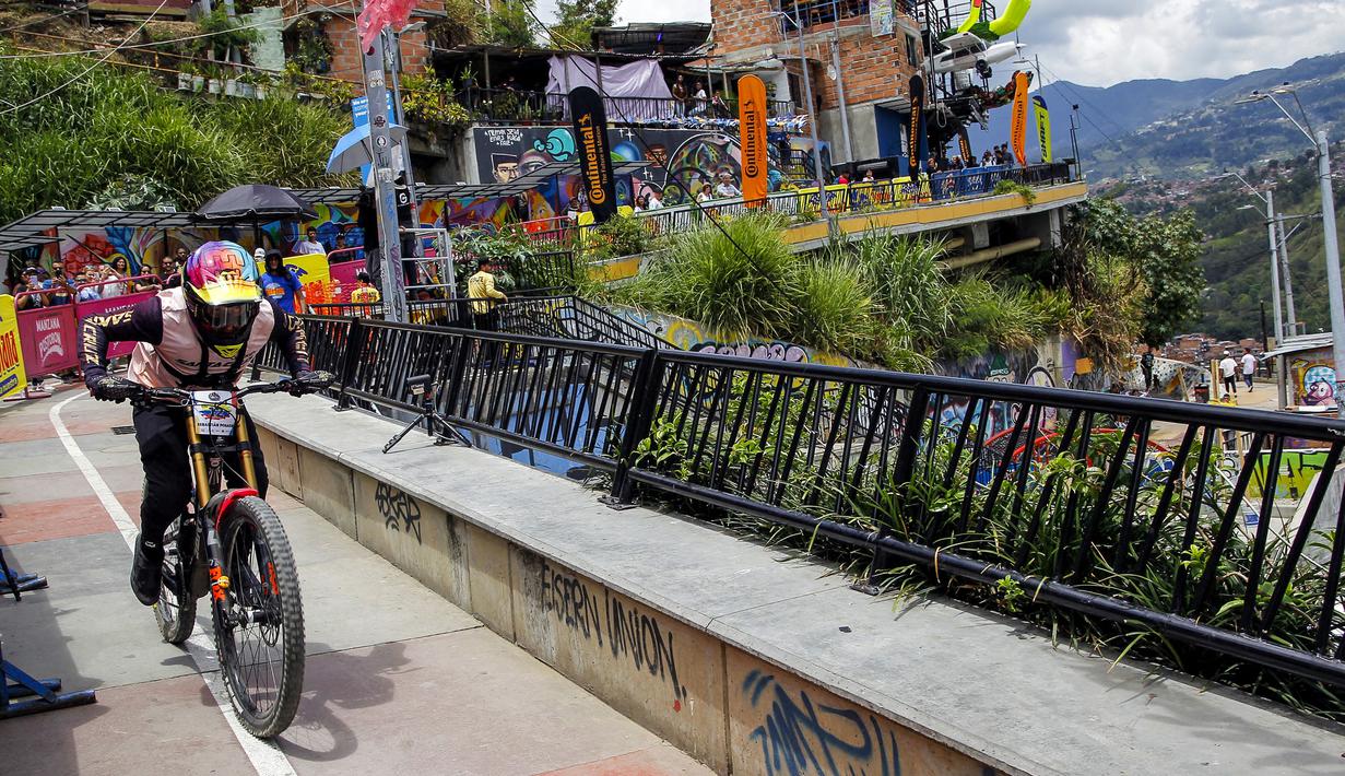 Pebalap sepeda Kolombia, Sebastian Posada memacu sepedanya pada ajang MTB Red Bull Medellín Cerro Abajo Urban Downhill, di perkampungan padat penduduk "La comuna 13", Medellin, Kolombia, pada 4 Maret 2023. (AFP/Freddy Builes)