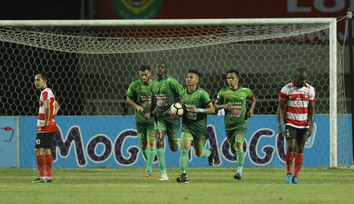 Pemain PS TNI merayakan gol yang dicetak oleh Soonhak Hong ke gawang Madura United pada laga Liga 1 Indonesia di Stadion Pakansari, Bogor, Senin (18/9/2017). (Bola.com/M Iqbal Ichsan)