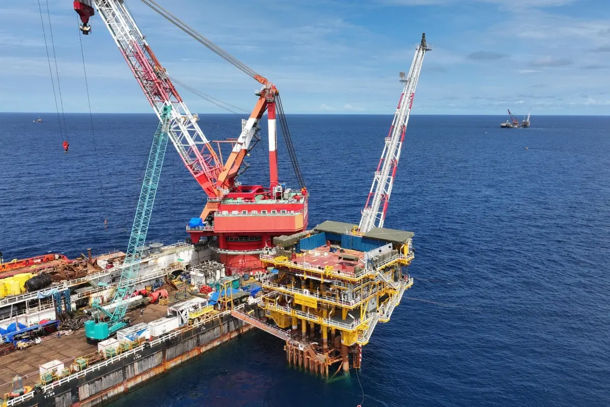 PT Pertamina Hulu Mahakam (PHM) menyelesaikan pemasangan jacket dan topside Platform Offshore Manpatu. Foto: PHM