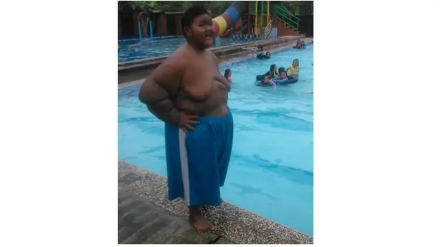 Potret Arya Permana saat akan berenang, berat badannya terlihat mulai berkurang.