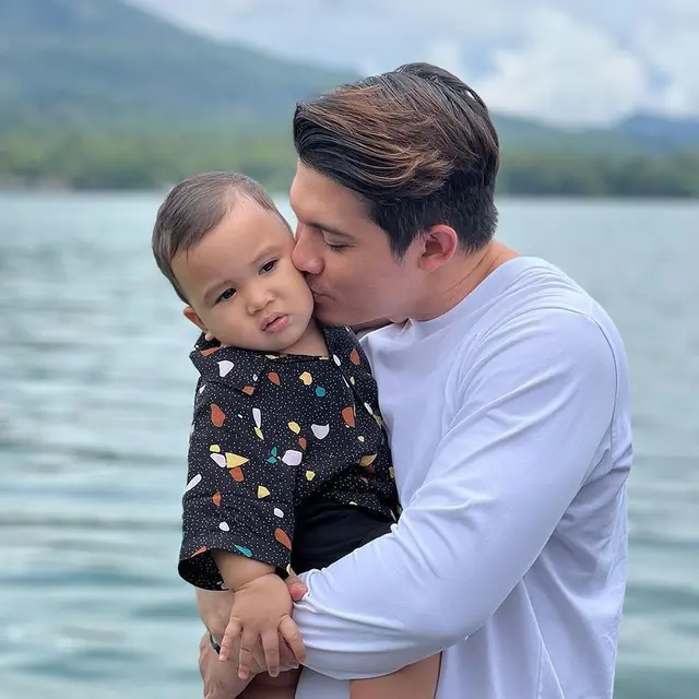 Irwansyah bersama putranya. (Foto: Instagram/irwansyah_15)