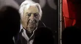 Potret mendiang Presiden Uruguay Jose Mujica terpampang di markas besar partai Frente Amplio di Montevideo pada tanggal 13 Mei 2025. (Dante Fernandez/AFP)