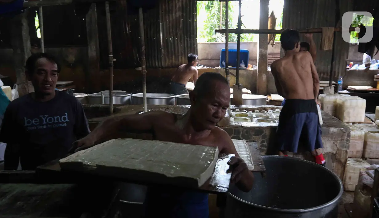 Pengrajin tahu menyelesaikan pembuatan tahu di pabrik kawasan Duren Tiga, Jakarta Selatan, Rabu (7/12/2022). Kenaikan harga kedelai membuat biaya produksi pengrajin tahu tempe ikut membengkak, berkisar 30-40 persen. (Liputan6.com/Herman Zakharia)