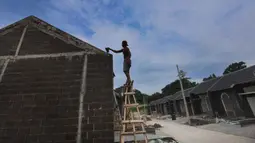 Target ini sejalan dengan pertumbuhan >10% dan fokus perseroan pada sektor perumahan bagi Masyarakat Berpenghasilan Rendah (MBR), khususnya pekerja di daerah Jawa Barat, Jawa Timur, dan Sumatra. Tampak dalam foto, pekerja menyelesaikan pembangunan perumahan subsidi di Kabupaten Bogor, Jawa Barat, Selasa (24/2/2026). (Kapanlagi.com/Budy Santoso)
