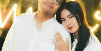 Wajah Ochi pun tampak dihias natural, hanya lipstik merah glossy yang on point pada tampilannya. Rambutnya dibiarkan terurai panjang. [@ochi24]
