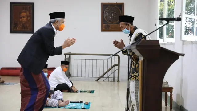 Ganjar Pranowo Salat Idul Fitri di Puri Gedeh, Semarang. (Foto: Liputan6.com/Felek Wahyu)