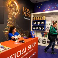 Pengunjung membeli suvenir bola resmi Piala Dunia 2018 di toko resmi FIFA World Cup 2018 yang dibuka di Central Children's Store di Moskow (18/12). Piala Dunia 2018 di Rusia akan berlangsung pada 14 Juni - 15 Juli tahun depan. (AFP Photo/Mladen Antonov)