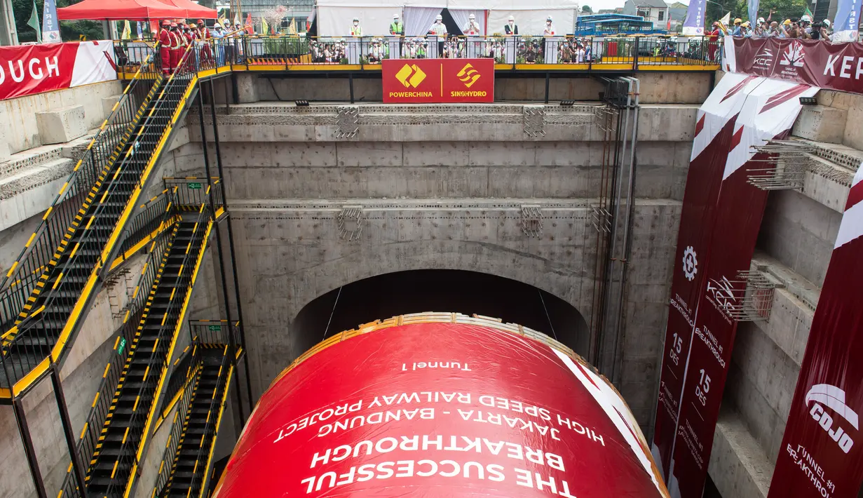 Foto yang diabadikan pada 15 Desember 2020 ini menunjukkan penembusan terowongan No. 1 dari proyek Kereta Cepat Jakarta-Bandung (KCJB) di Jakarta. Terowongan sepanjang 1.885 meter itu ditembus menggunakan mesin pengebor terowongan berdiameter 13,23 meter. (Xinhua/Du Yu)