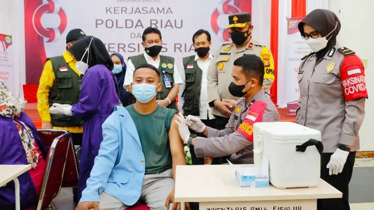 Wakil Kapolda Riau Brigjen Tabana Bangun memantau pemberian vaksin Covid-19 kepada mahasiswa Universitas Riau.