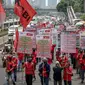 Massa buruh menggelar unjuk rasa di depan Kompleks Gedung DPR/MPR, Jakarta, Selasa (17/11/2020). Buruh kembali menggelar aksi lanjutan menuntut pemerintah dan DPR untuk mencabut Omnibus Law Undang-Undang Cipta Kerja. (Liputan6.com/Faizal Fanani)