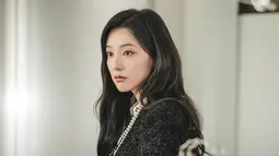 Melalui gayanya yang mewah dan sikap percaya diri, Hong Hae In memancarkan karisma yang sesuai dengan gelar “ratu” department store. (foto: tvN)