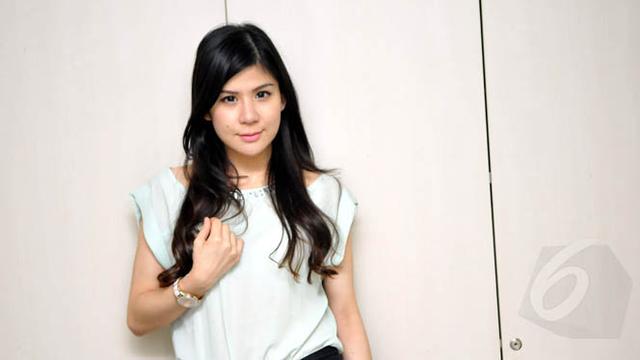 Wina Natalia Curahkan Cerita Kehidupannya Lewat 'Jas Hujan ...