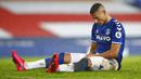 Pemain Everton, Richarlison, tampak lesu usai ditahan imbang Leicester City pada laga Liga Inggris di Stadion Goodison Park, Rabu (27/1/2021). Kedua tim bermain imbang 1-1. (Jason Cairnduff/Pool via AP)