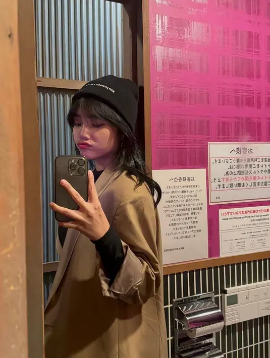 Gemasnya Fuji mirror selfie dengan inner berwarna hitam lengan panjang yang ditumpuknya dengan coat cokelat yang manis. Penampilannya semakin lucu dengan bucket hat hitam. [Foto: Instagram/fuji_an]