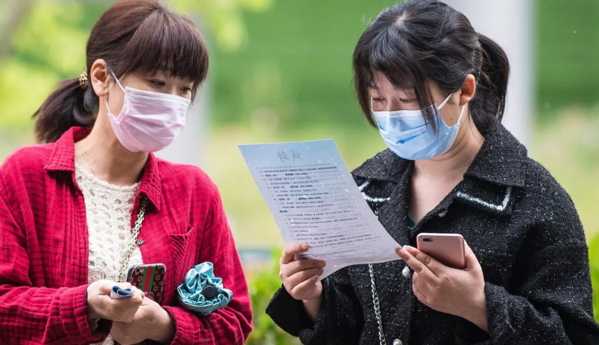 Pelamar kerja membaca informasi rekrutmen dalam bursa kerja di Wuhan, Provinsi Hubei, China pada 21 April 2020. Untuk mengimbangi dampak COVID-19 terhadap pasar kerja, China mengambil langkah-langkah untuk memastikan lapangan kerja dan mendorong dimulainya kembali pekerjaan. (Xinhua/Xiao Yijiu)
