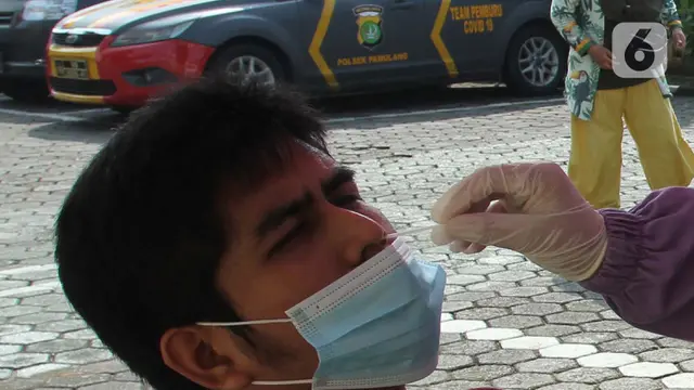 Warga Pamulang Datangi Posko Swab Antigen Gratis di Polsek