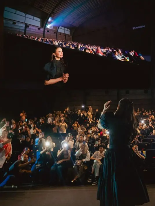 Dalam acara gala premiere ini, Rossa menyanyikan lagu Takkan Berpaling Darimu di akhir acara. Mantan istri Yoyo Padi ini ungkap terima kasih untuk penonton yang sudah hadir dan berharap masyarakat Indonesia bisa terinspirasi. Film dokumenter 'All Access to Rossa Shining 25 Years' tayang serentak di seluruh bioskop Indonesia pada 1 Agustus 2024 mendatang. (Liputan6.com/IG/@armanfebryan)