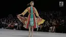 Model membawakan busana karya para perancang yang tergabung dalam Kopikkon pada Indonesia Fashion Week 2018 di JCC, Jakarta, Sabtu (31/3). Sepuluh perancang busana menampilkan karyanya yang mengusung tema Archipelago X. (Liputan6.com/Faizal Fanani)