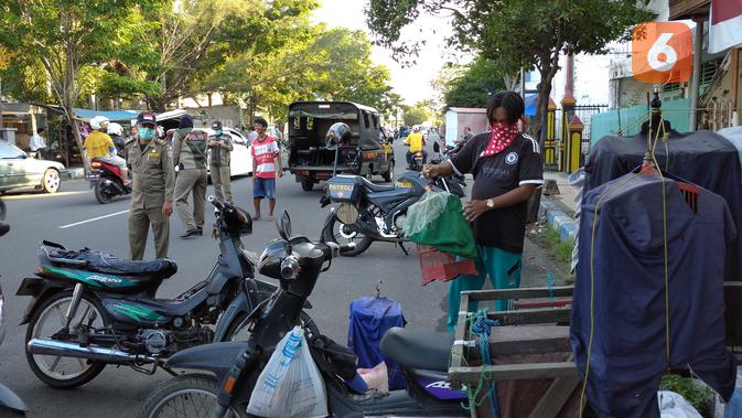 Aparat Polres dan Satpol PP Bangkalan membubarkan pasar burung di Kelurahan Pejagan. pembubaran ini memunculkan istilah baru: razia Phisycal distancing.