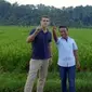 Franz pemuda asal Jerman dan Anang pemuda Desa Jambewangi, sukses berdayakan petani menciptakan olahan dari buah-buahan.