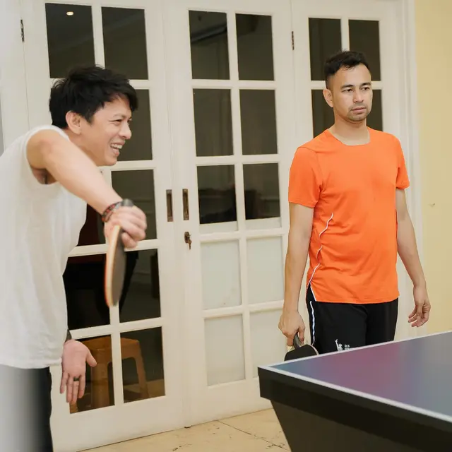 7 Potret Ariel Noah dan Raffi Ahmad Main Ping-Pong Sebelum Tanding di Tinju