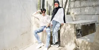 Dinda Hauw dan Rey Mbayang, salah satu pasangan yang selalu menunjukan keromantisannya. Terlebih sekarang ini Dinda tengah berbadan dua. (Instagram/rey_mbayang)