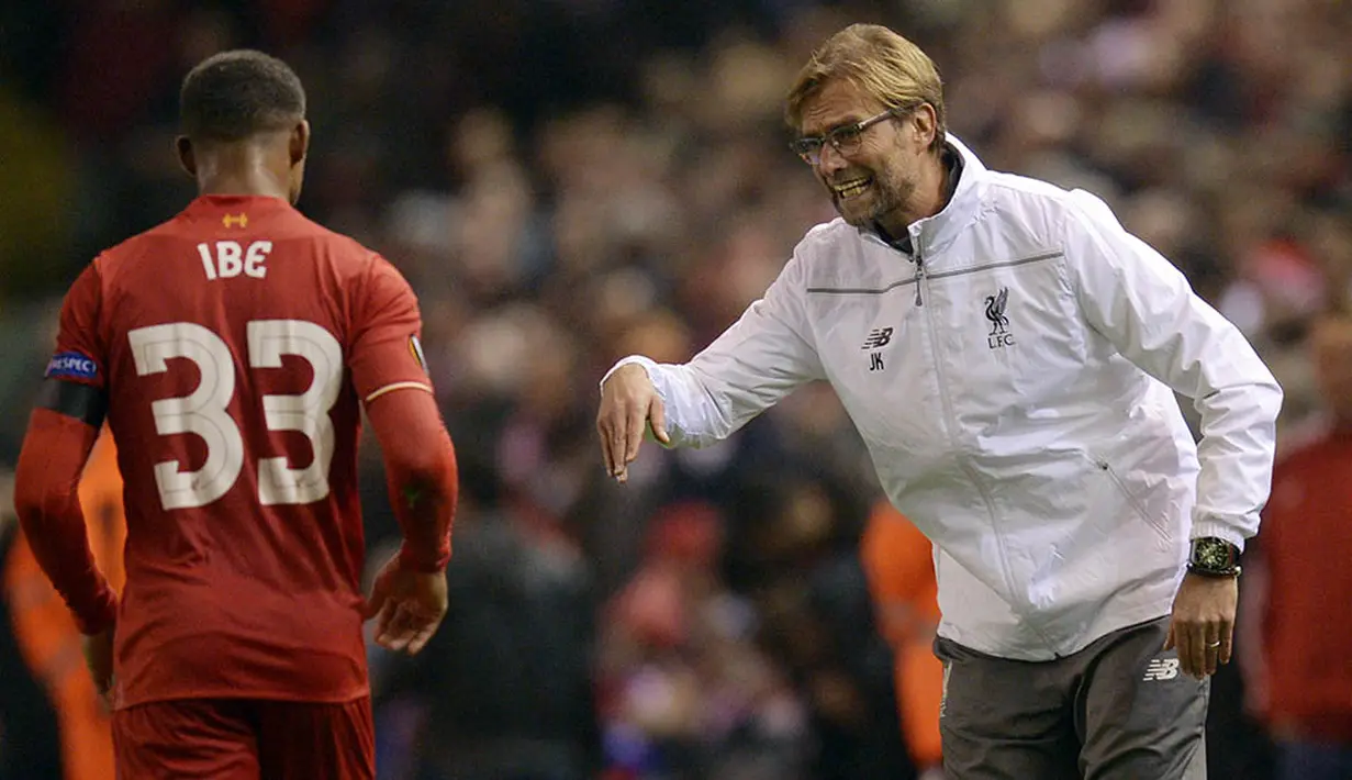 Pelatih Liverpool, Jurgen Klopp, memberikan instruksi kepada Jordan Ibe pada laga Liga Europa melawan Bordeaux di Stadion Anfield, Inggris, Kamis (26/11/2015). (AFP Photo/Oli Scarff)