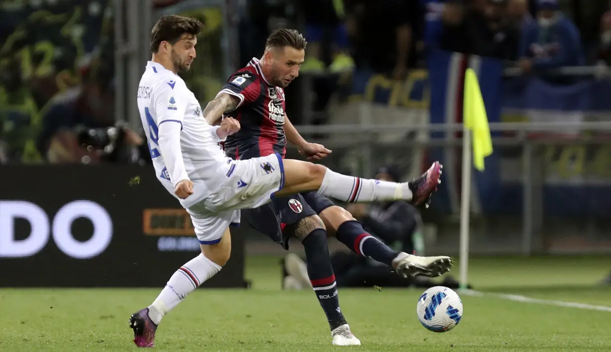 Pemain Bologna Mitchell Dijks (kanan) menendang bola saat melawan Sampdoria pada pertandingan Serie A di Stadion Renato Dall'Ara, Bologna, Italia, 11 April 2022. Bologna menang 2-0. (Michele Nucci/LaPresse via AP)
