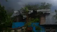 Hujan disertai puting beliung memorakporandakan puluhan rumah warga di Kelurahan Sikumana, Kecamatan Maulafa, Kabupaten Kupang, NTT. (Liputan6.com/Ola Keda)